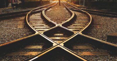 Copertina di St Aubyn non deraglia   sulle “Linee parallele”