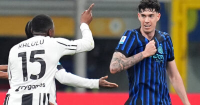 Copertina di Lombardia, Alessandro Bastoni riceve il premio ‘Rosa Camuna’. E scoppia la polemica dentro FdI in Regione