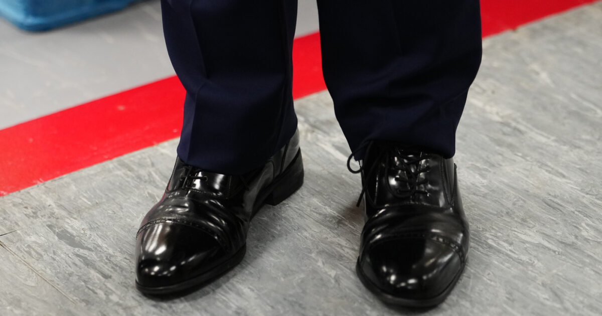 “Trump shoes”, il mistero delle scarpe giganti: ecco perché i fedelissimi del presidente Usa calzano due numeri in più