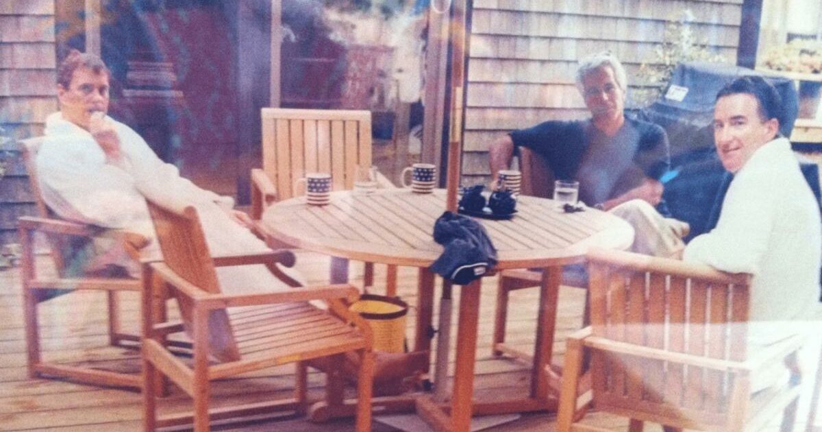 epstein files spunta una foto di mandelson e l8217ex principe andrea in accappatoio col finanziere da Ilfattoquotidiano.it epstein files spunta una foto di mandelson e l8217ex principe andrea in accappatoio col finanziere