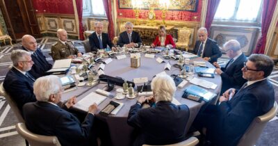 Copertina di Iran, Mattarella riunisce il Consiglio Supremo di Difesa: “Seri effetti destabilizzanti. Rischio di gravissime iniziative terroristiche”