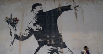Svelata l’identità di Banksy: “L’artista ha cambiato nome legalmente, ecco come si chiama oggi”