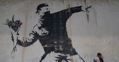 Copertina di Svelata l’identità di Banksy: “L’artista ha cambiato nome legalmente, ecco come si chiama oggi”