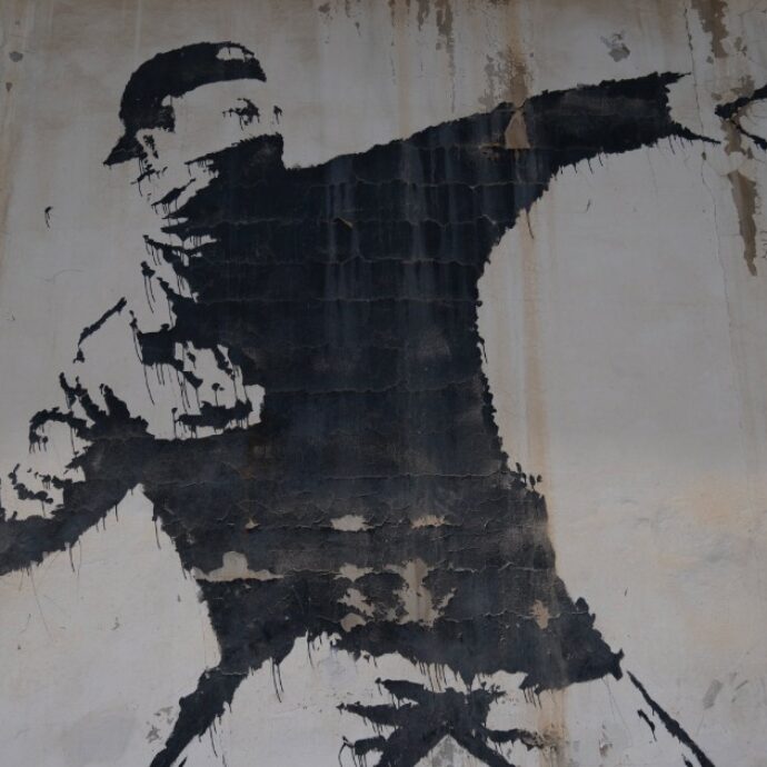 Svelata l’identità di Banksy: “L’artista ha cambiato nome legalmente, ecco come si chiama oggi”