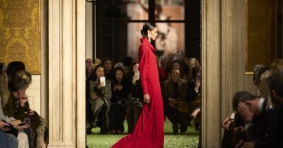 Copertina di Sotto il diluvio di Roma, la meraviglia imperfetta di Valentino: il trionfo delle “Interferenze” di Alessandro Michele