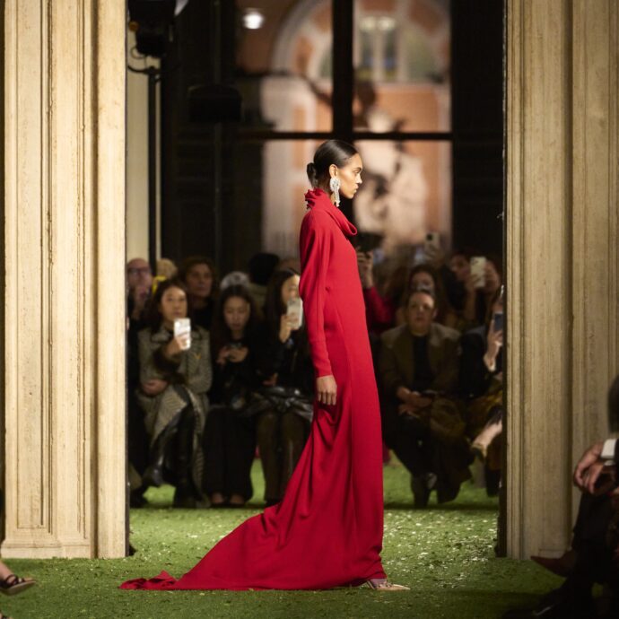 Sotto il diluvio di Roma, la meraviglia imperfetta di Valentino: il trionfo delle “Interferenze” di Alessandro Michele