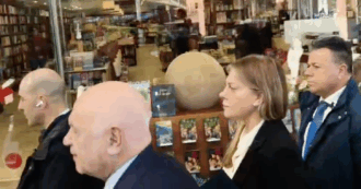 Copertina di “Si dimetterà dopo il referendum?”: Bartolozzi scappa dai cronisti dopo le polemiche. E non si scusa