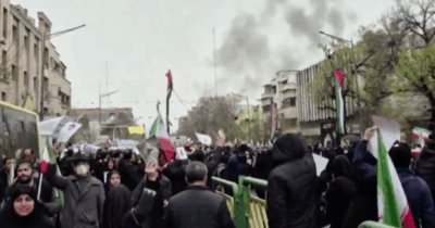 Copertina di Teheran, esplosione e fumo durante la manifestazione pro-Palestina: le immagini