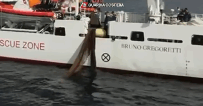 Copertina di Rete “fantasma” da 300 metri abbandonata sui fondali di Ischia, il video del recupero della Guardia costiera
