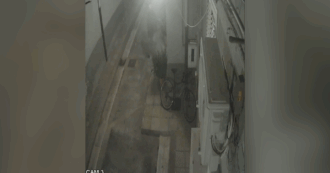 Copertina di Femminicidio Daniela Zinnanti, in un video l’indagato con un coltello in mano mentre esce dalla casa della vittima