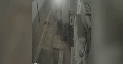 Copertina di Femminicidio Daniela Zinnanti, in un video l’indagato con un coltello in mano mentre esce dalla casa della vittima