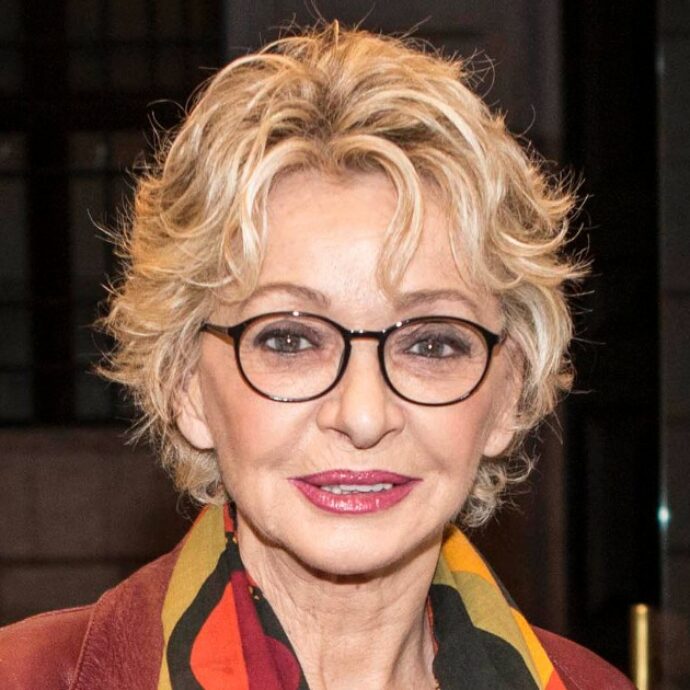 Enrica Bonaccorti, colleghi e amici alla camera ardente a Roma: da Balivo (“Era una mosca bianca meravigliosa”) a Luxuria (“Rispettava il pubblico”) e Ruta (“Mi ha insegnato a non invidiare le colleghe”)