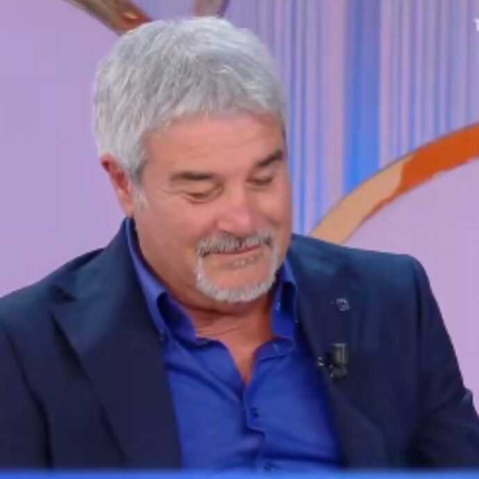 “L’idea di morire mi uccide”: Pino Insegno legge in diretta la poesia di Enrica Bonaccorti sulla morte