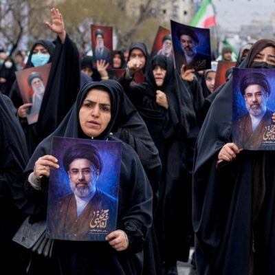 Copertina di Iran, l’attivista Sanam Naraghi Anderlini: “Temo l’escalation nucleare. Senza Trump e Netanyahu, Mojtaba non sarebbe leader”