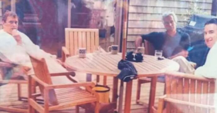 Epstein, arriva la foto intera  con Andrea e Mandelson