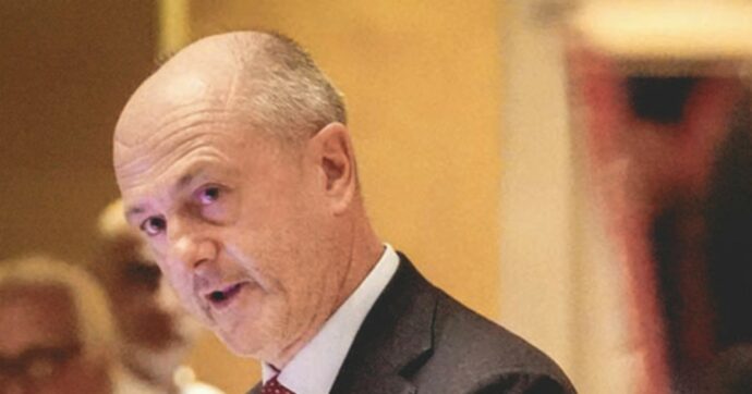 Federtennis vuole una quota de La Stampa per promuovere lo sport o il suo presidente. Attraverso una controllata compra una quota del quotidiano di Torino.