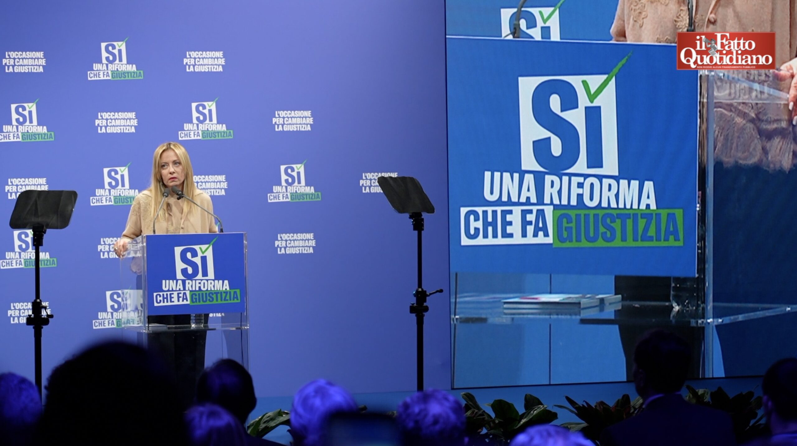 Dagli influencer creati con l’Ai alla sfilata di ministri prima del comizio di Meloni: il video racconto della kermesse per il Sì al Parenti