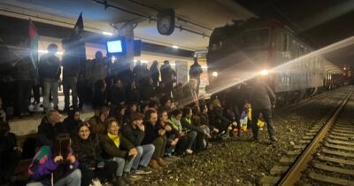 Copertina di Pisa, manifestanti bloccano convoglio con mezzi militari: “Non pagheremo il prezzo del riarmo”. Treno costretto a tornare a Livorno