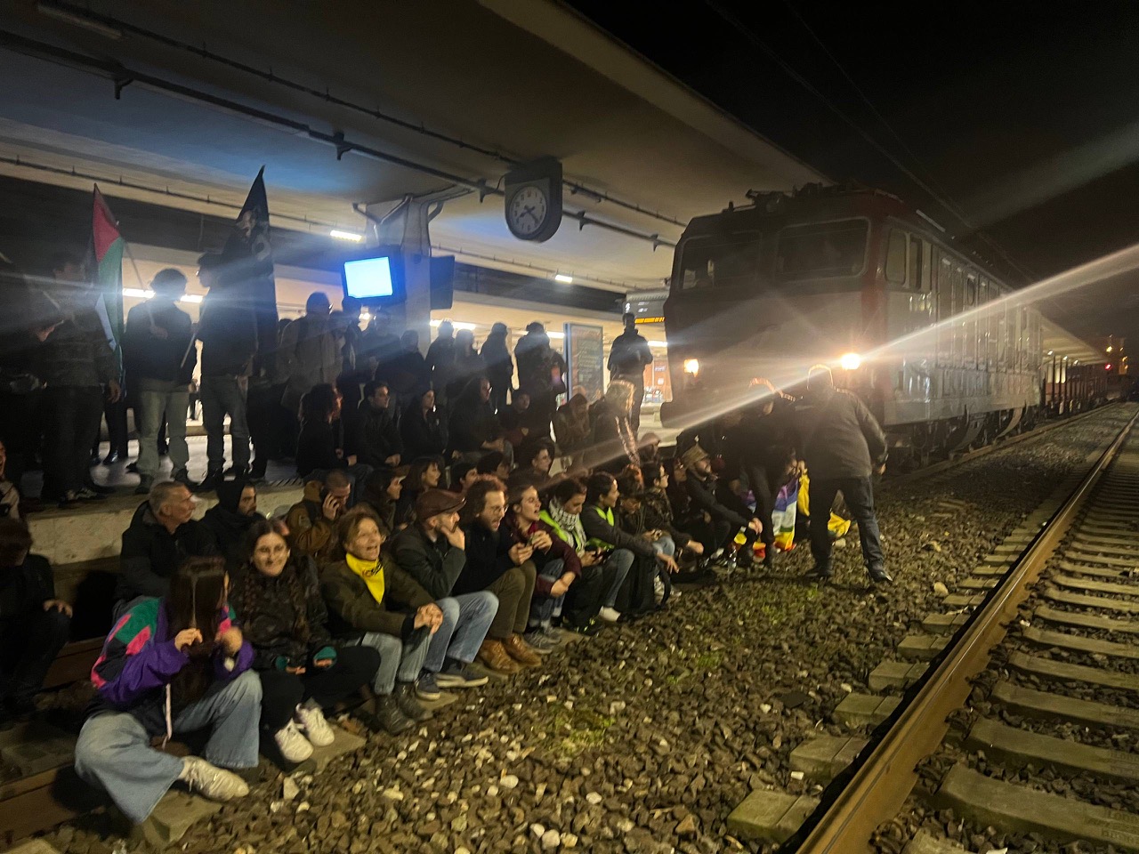 Pisa, manifestanti bloccano convoglio con mezzi militari: “Non pagheremo il prezzo del riarmo”. Treno costretto a tornare a Livorno