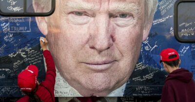 Copertina di Usa, milioni di persone mangiano meno o tagliano le utenze per pagarsi le cure: il costo insostenibile del “sogno americano” di Trump