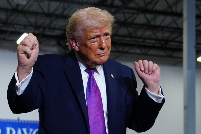 Cosa cambia col sì di Trump agli acquisti di petrolio russo. L’Ue protesta: “Incide sulla sicurezza”. Gli analisti: “Non basta per calmierare i prezzi”