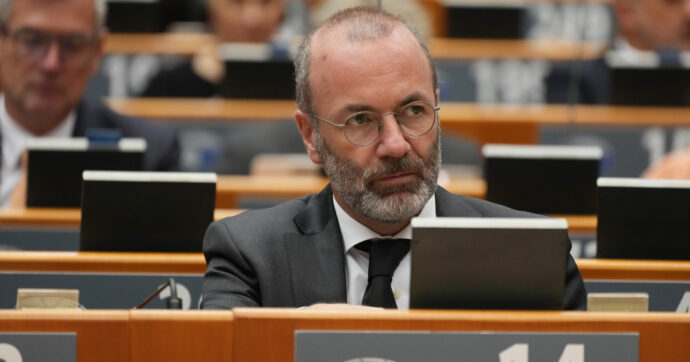 Ue, tra Ppe ed estrema destra è nata una nuova alleanza: “Messaggi e incontri tra eurodeputati per votare la stretta sull’immigrazione”