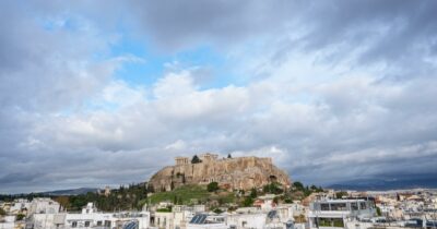 Copertina di Gli immobiliaristi israeliani mettono le mani sulla Grecia: investimenti raddoppiati in un anno. E “si comprano” anche il quartiere anarchico e pro-Pal