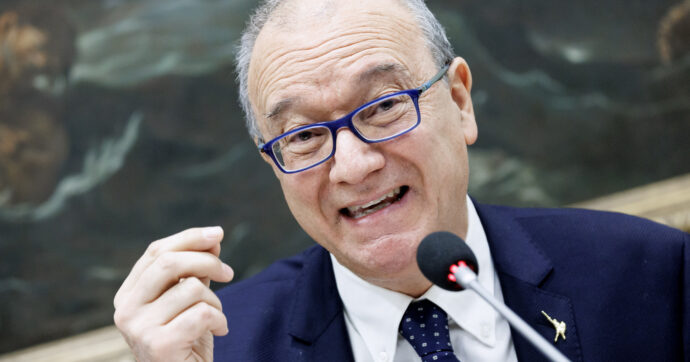 “No all’indottrinamento degli studenti”: Valditara annuncia ispezioni e verifiche nelle scuole in cui si parla di referendum