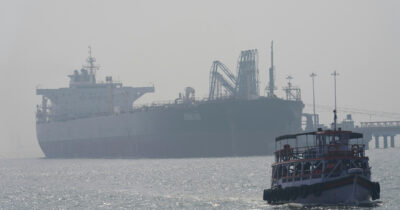 Copertina di Trump: “Scorteremo le petroliere nello Stretto di Hormuz. Altri paesi inviino navi militari”. E gli Usa attaccano l’isola di Kharg. Iran: “Ucraina obiettivo legittimo”