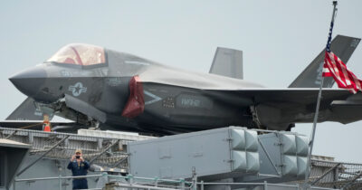 Copertina di Guerra all’Iran, media Usa: “5.000 soldati, gruppi anfibi e navi da guerra per proteggere lo stretto di Hormuz”