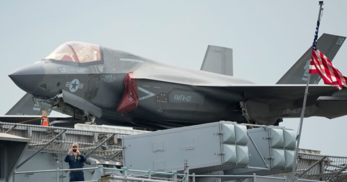 Guerra all’Iran, media Usa: “2.500 Marines, gruppi anfibi e navi da guerra per proteggere lo stretto di Hormuz”