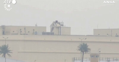 Copertina di Missile sull’ambasciata statunitense a Baghdad, fumo e detriti nel complesso diplomatico – Video