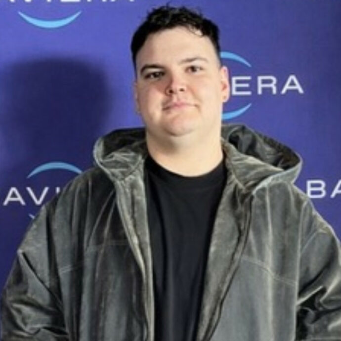 “Mi sono operato agli occhi. Quando ballavo mi scivolavano gli occhiali per il sudore e li pestavo, ora potrò addormentarmi sul divano senza paura di romperli”: parla Carlos Díaz Gandía