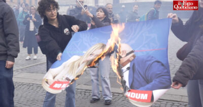 Copertina di A fuoco Trump, Netanyahu e Meloni che tiene al guinzaglio Nordio: le immagini bruciate al corteo di Roma contro Referendum e guerra – Video