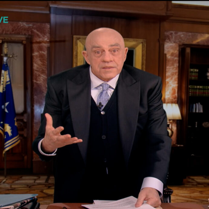 “La nostra vera specialità è metterci a 90, non contiamo niente”: Crozza-Crosetto spiega il peso dell’Italia negli equilibri internazionali