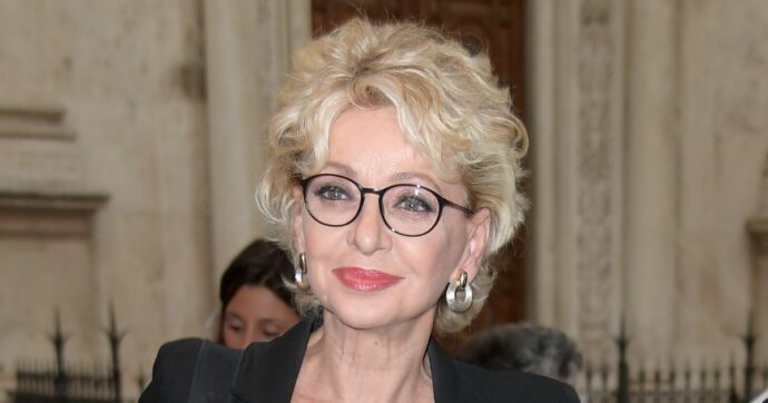 I funerali di Enrica Bonaccorti nella Chiesa degli Artisti a Roma: l’ultimo saluto alla conduttrice stroncata a 76 anni da un tumore