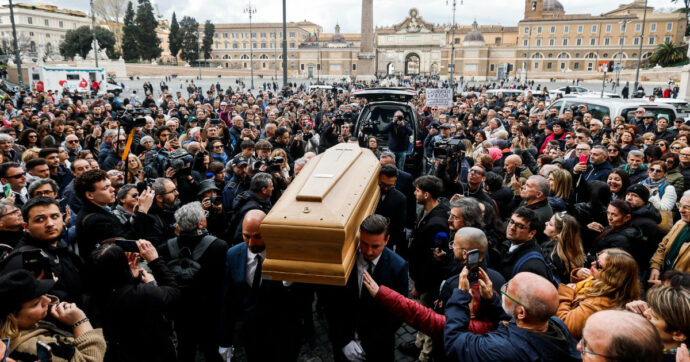I funerali di Enrica Bonaccorti a Roma. Il feretro arriva sulle note de “La lontananza” di Modugno, le parole di Renato Zero nell’omelia: “Sorella, amica, complice”