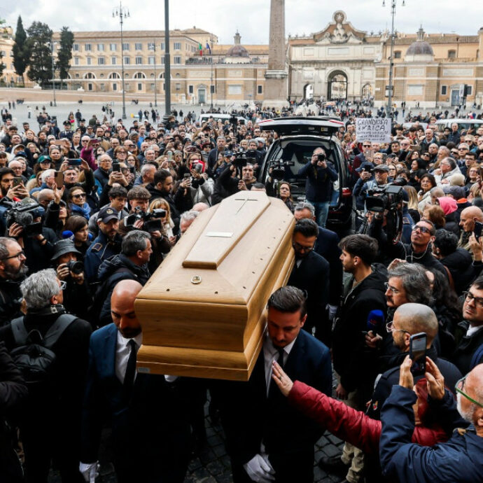 I funerali di Enrica Bonaccorti. Il feretro arriva sulle note de “La lontananza” ed esce su quelle de “Il cielo”, le parole di Renato Zero nell’omelia: “Passerai ancora da me, lascerò la porta aperta”