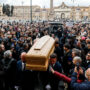 Copertina di I funerali di Enrica Bonaccorti nella Chiesa degli Artisti a Roma: il feretro arriva sulle note de “La lontananza” di Modugno - LA DIRETTA