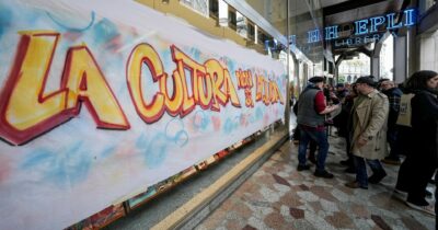 Copertina di Milano, flash mob per Hoepli il Comune convoca un tavolo