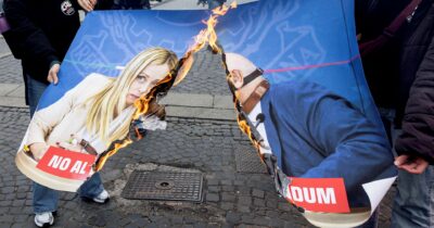 Copertina di “No al referendum e no alla guerra” primo corteo dopo l’attacco in Iran. In diecimila sfilano con Potere al Popolo. Polemiche per le foto di Meloni e Nordio bruciate