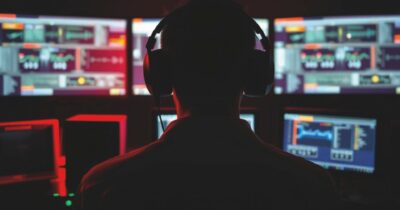 Copertina di Gli antagonisti spiati: il trojan tra gli anarchici ruba dati e posizione. La falsa app fa risalire a uno studio legale, ma il titolare nega: “Furto di identità”