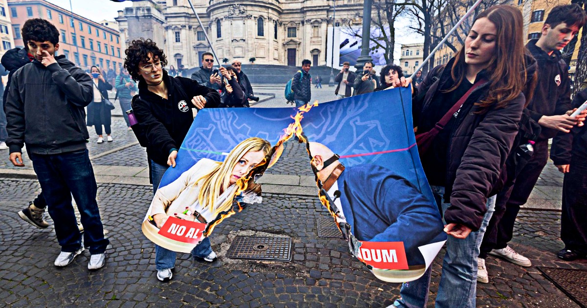 corteo del no sociale a roma bruciato un cartellone con meloni e nordio da Ilfattoquotidiano.it corteo del no sociale a roma bruciato un cartellone con meloni e nordio