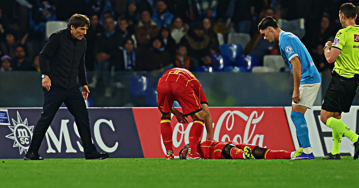 Paura in Napoli Lecce: Banda si accascia e viene portato via in ambulanza, ma è cosciente. Di Francesco: “Si è spaventato”