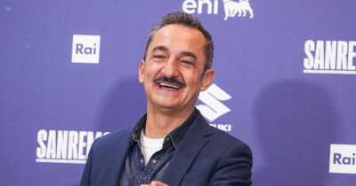 Copertina di “Ho paura della depressione, mi aiuto con ipnosi, meditazione e tisana al tiglio. In Rai perché sono di destra? Rido”: così Nicola Savino