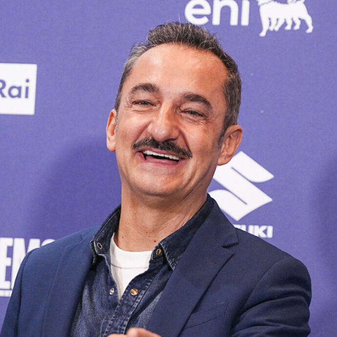 “Ho paura della depressione, mi aiuto con ipnosi, meditazione e tisana al tiglio. In Rai perché sono di destra? Rido”: così Nicola Savino