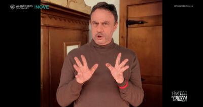 Copertina di “Quella è una casetta con le porte di candito…i giudici non portavano via Hansel e Gretel”: Salvini-Crozza e lo sproloquio sulla famiglia nel bosco