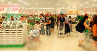 Copertina di Il primo diritto del consumatore? Non consumare. Consigli per (i non) acquisti | La trave nel piatto, la rubrica di SlowFood