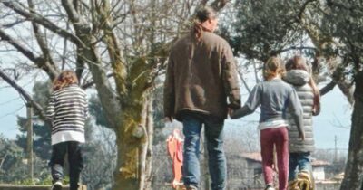 Copertina di Pronta la casa per accogliere la “famiglia nel bosco”: battaglia legale tra l’assistente sociale e gli avvocati dei genitori