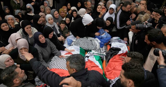 Cisgiordania, Idf spara su un’auto: morti padre, madre e due figli. “I militari hanno ritardato i soccorsi”